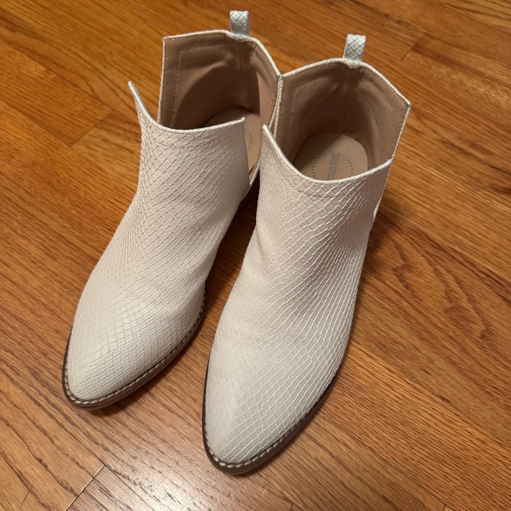 Women's White Textured Ankle Boots